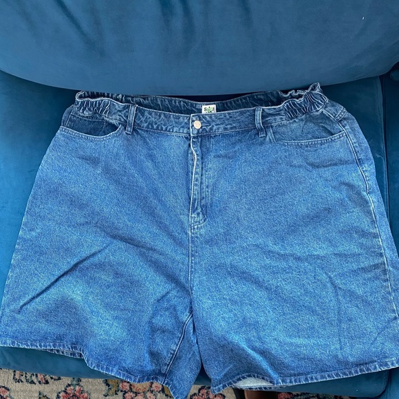 Shiny by Nature Medium Wash Shorts - Picture 3 of 4